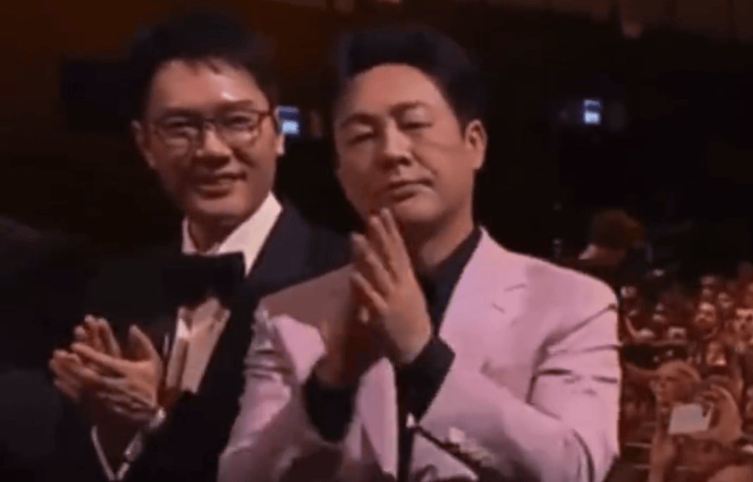 惊呆！辛芷蕾获奖瞬间，张颂文表情亮了？