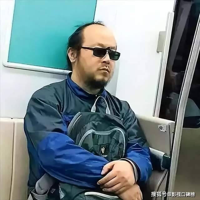 55岁窦唯已迁居阿那亚多年，骑电动车，买菜砍价，生活过得惬意