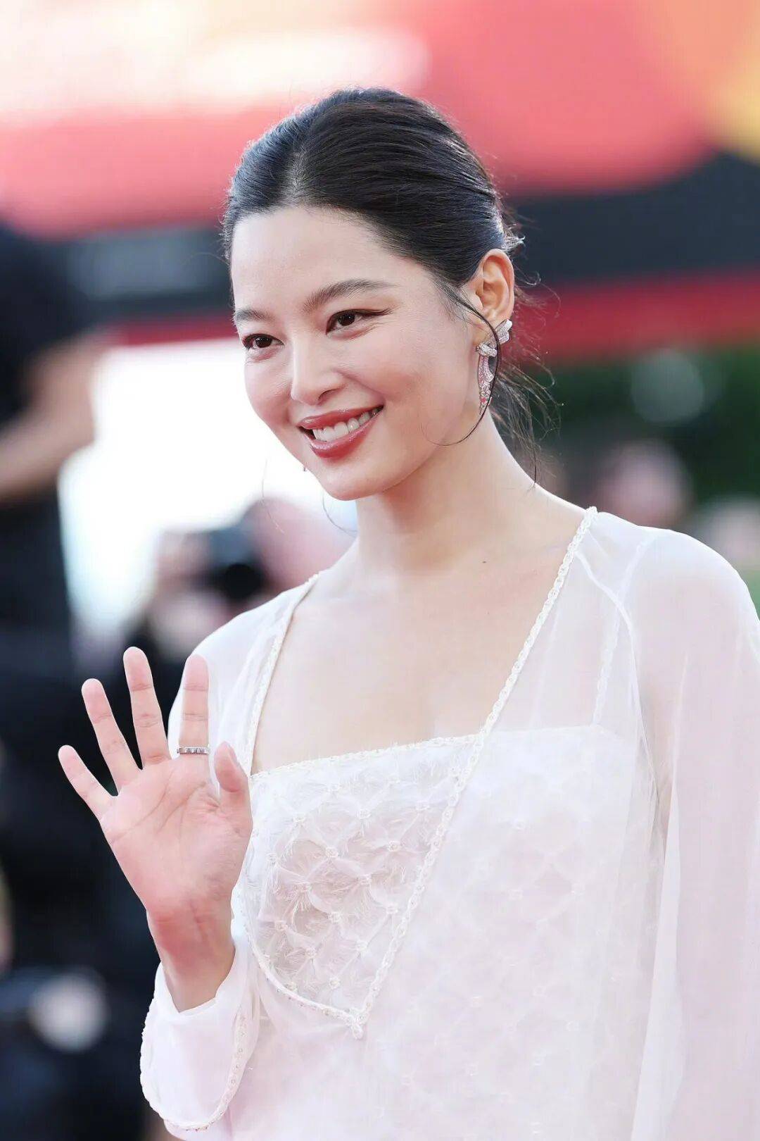 辛芷蕾夺威尼斯影后：中生代花实力上桌，流量舆论场下电影如何找到存在感？