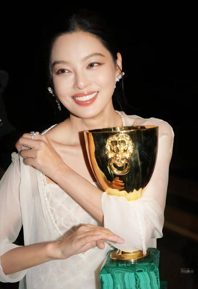 辛芷蕾接棒巩俐拿影后，85花格局大变，杨幂等人危险了！