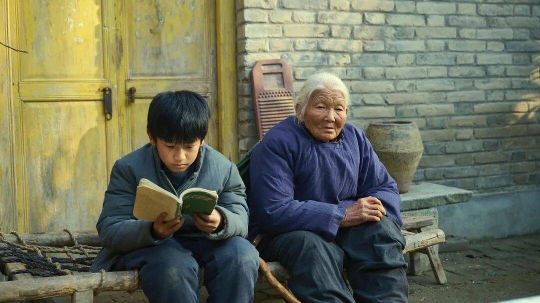 辛芷蕾夺威尼斯影后：中生代花实力上桌，流量舆论场下电影如何找到存在感？