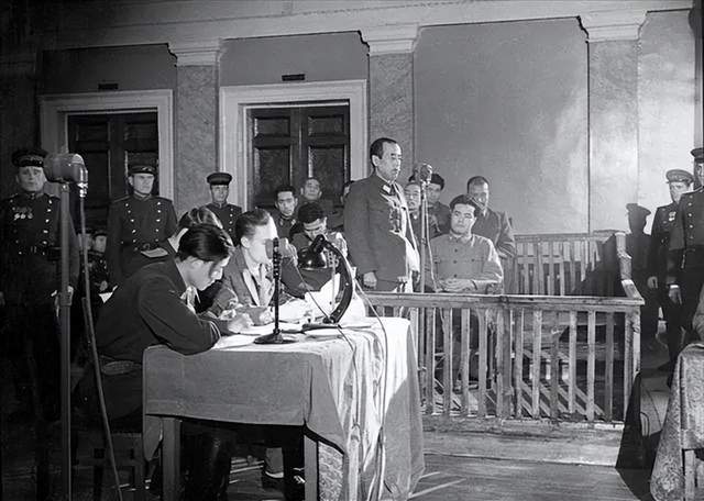 离谱！俄罗斯把日本雇佣兵俘虏关笼子里游街示众？和中国有关系？