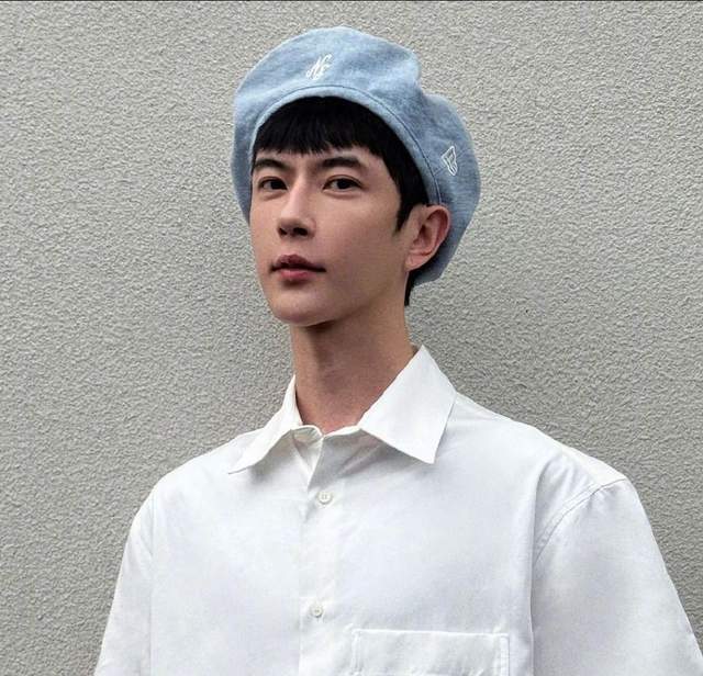 于朦胧深夜坠楼，兜里两块劳力士，知情人透内幕，阿姨吓得报警