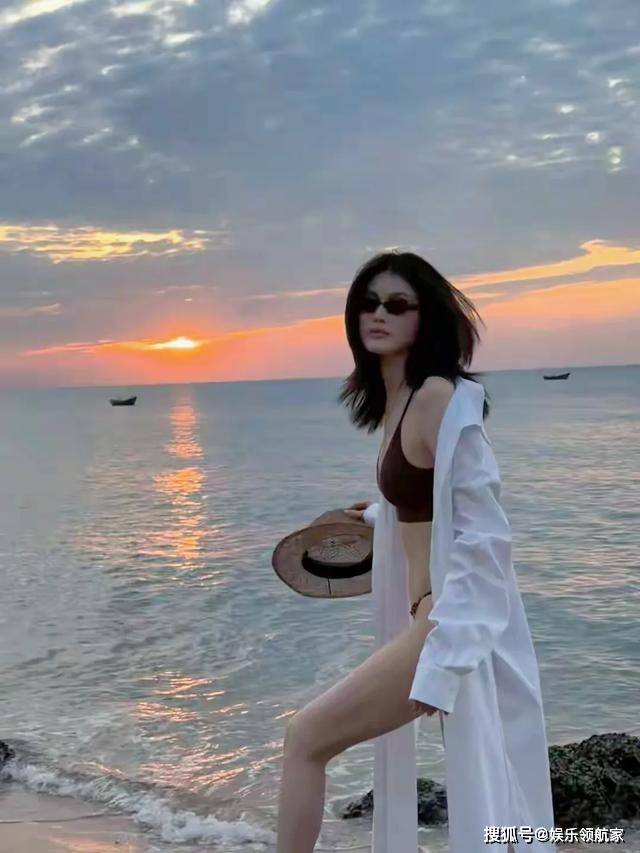何穗沙滩比基尼大片曝光！超模比例惊艳众人网友直呼：太美了！