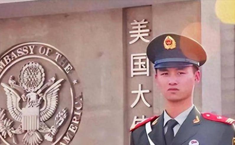 美国驻华大使馆大门口，为何是中国军人持枪站岗？一站就是50多年