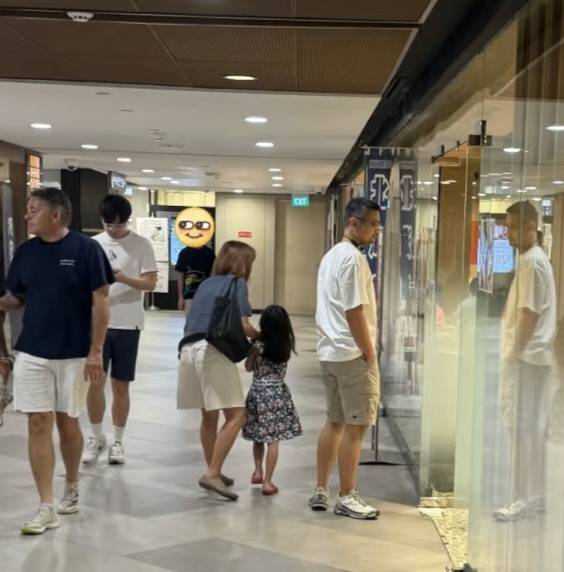 孙燕姿和家人一起逛商场，7岁女儿穿着碎花裙，13岁儿子身材高挑