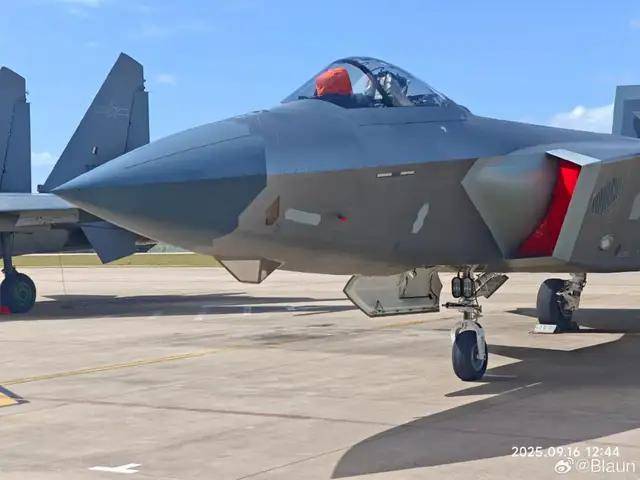 歼-20首次进行静态展示！军迷：也是14年前的亮相的老飞机了？