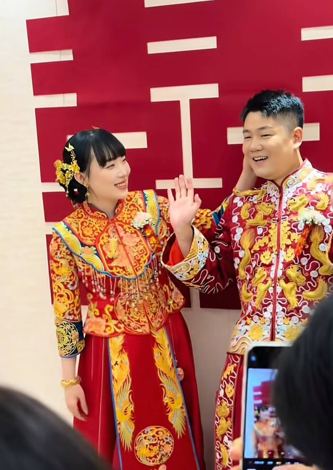陆虎回老家参加妹妹婚礼，不舍跟婚车慢走，妹妹妹夫长相很有福气