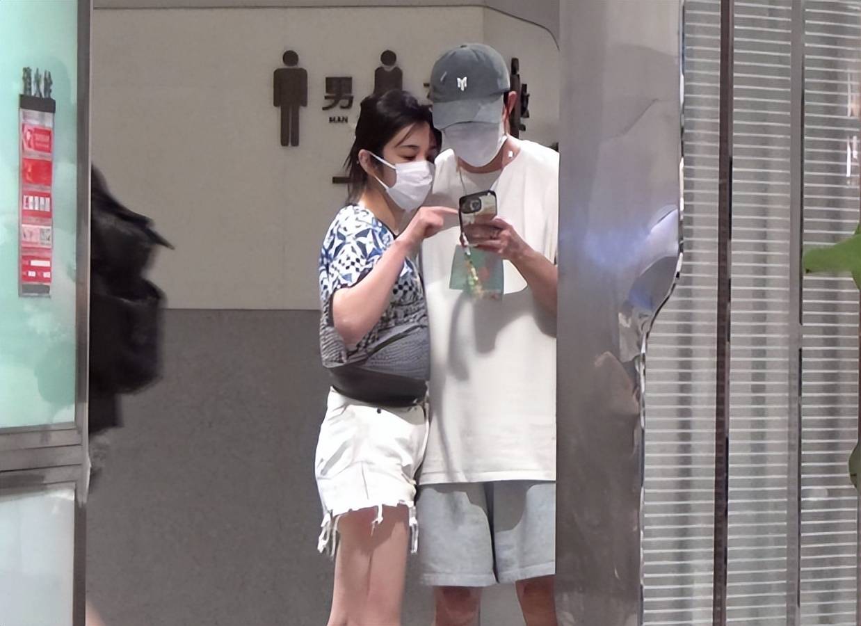 王晓晨否认婚讯后，和俞灏明牵手逛街，烟不离手，超短裤太吸睛