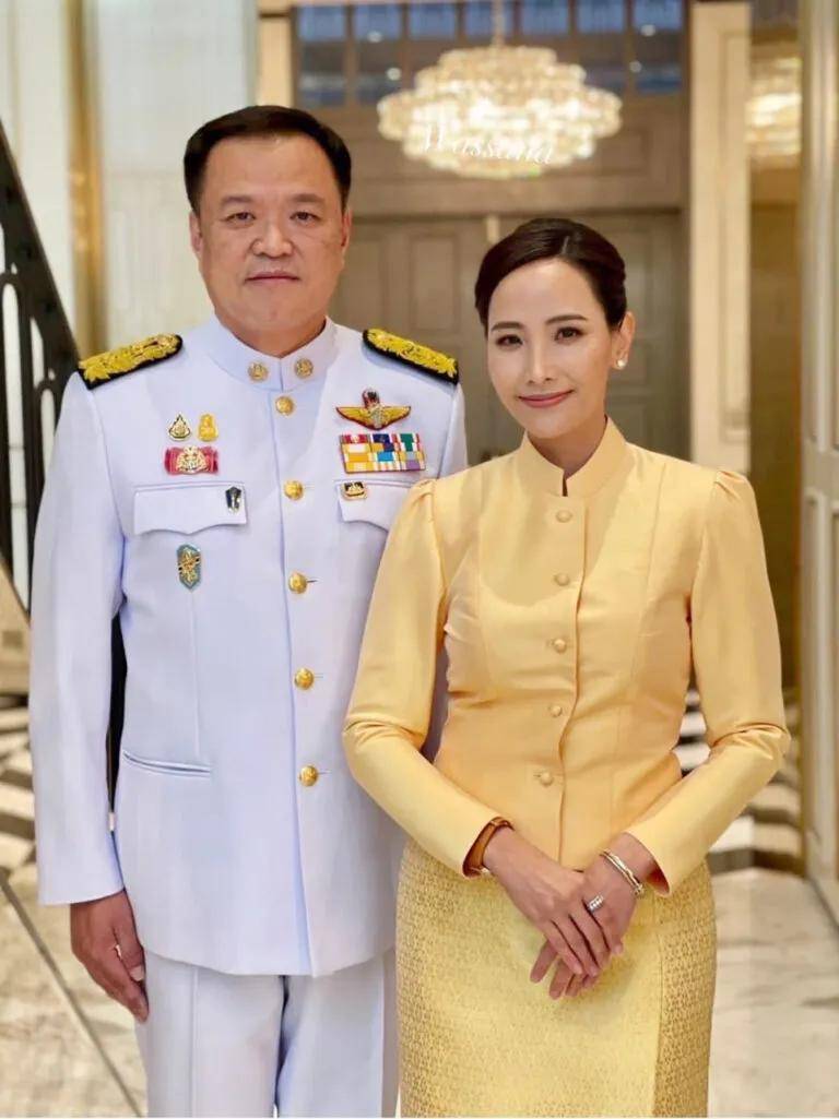泰国新总理夫人：比总理小20岁，网红店主，气质温婉，钟爱名表