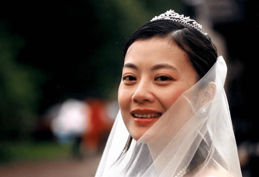 她曾是央视主持人，远嫁欧洲入英国国籍，后49岁离婚回国捞金