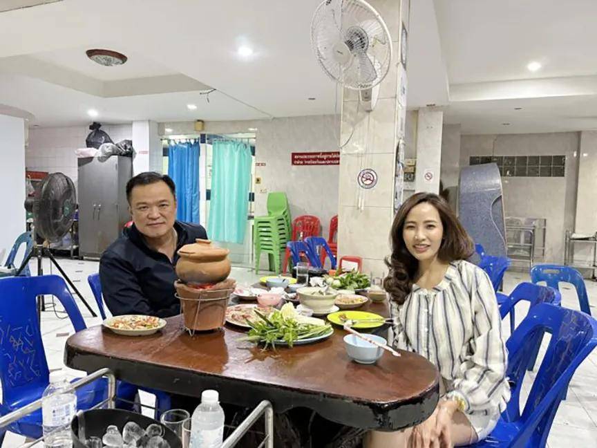 泰国新总理夫人：比总理小20岁，网红店主，气质温婉，钟爱名表