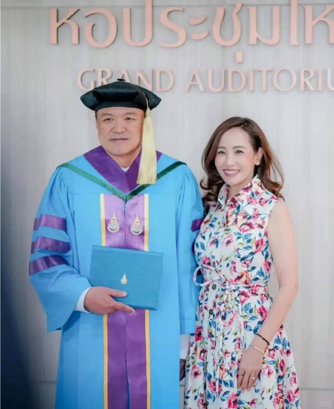 泰国新总理夫人：比总理小20岁，网红店主，气质温婉，钟爱名表