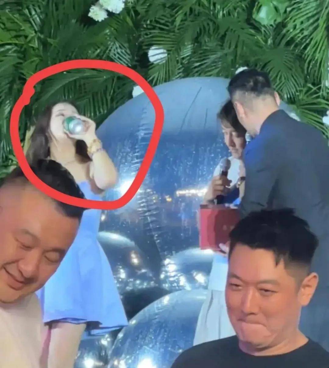 太丢人！邹市明夫妇参加婚宴，冉莹颖喝多上台吹瓶，拳王羞愧捂脸