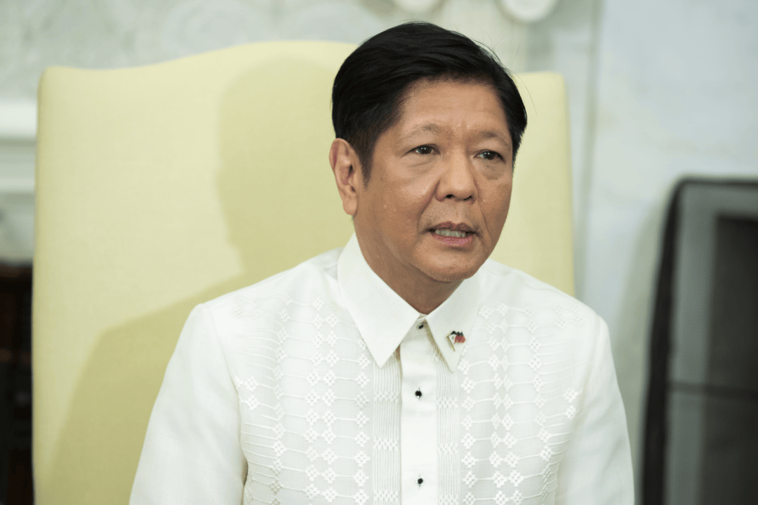 菲军叫板解放军，拒绝撤出南海，话音刚落，马科斯被菲民众催下台