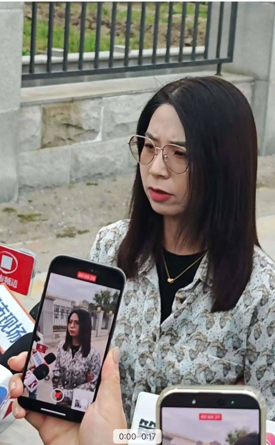 “性侵认定工伤”案开庭，崔丽丽穿被侵害时的衣服与丈夫出庭