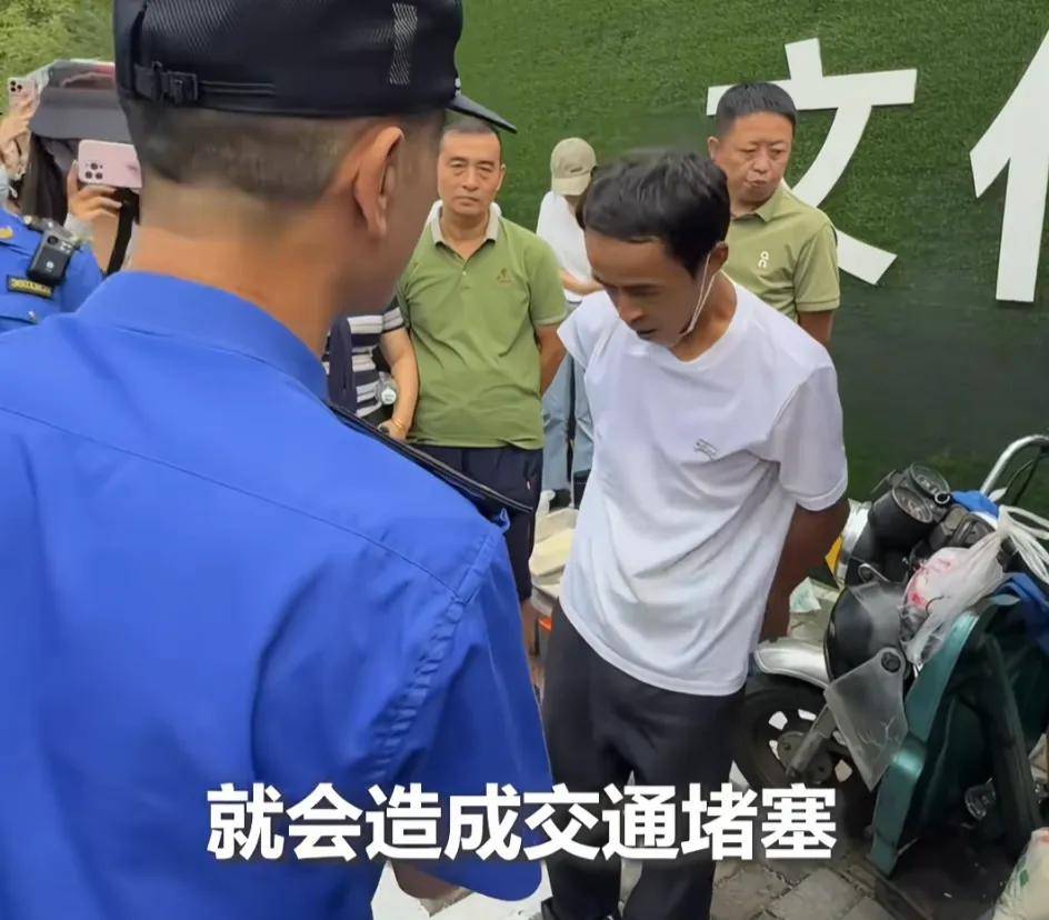 “鸡排哥”突然走红！全网都在馋这一口，排队超百米，本人回应