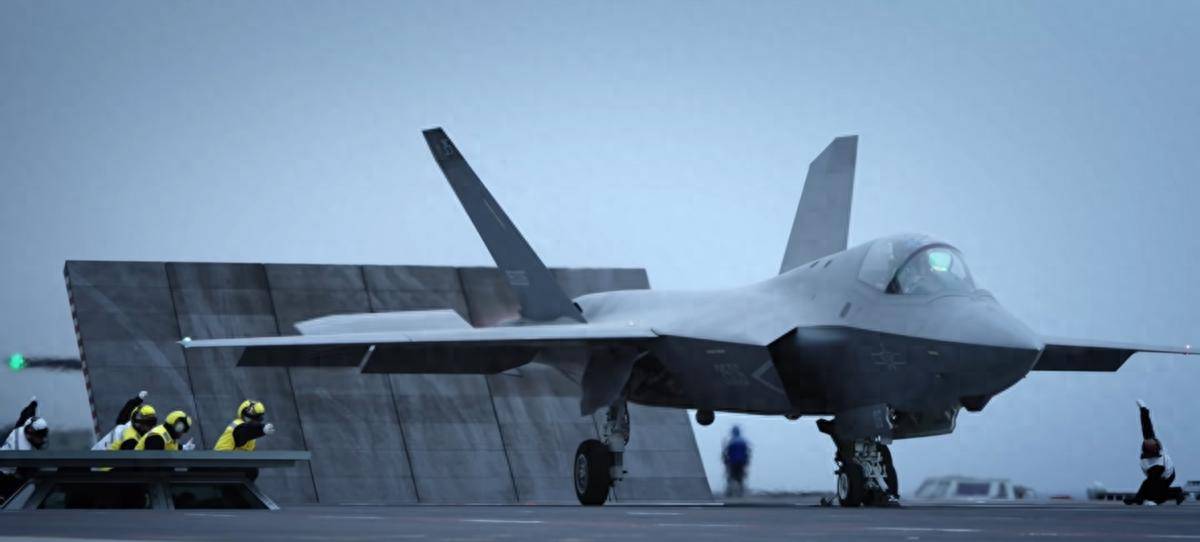 福建舰为啥舍弃蒸汽选电磁?5大优势直接碾压!蒸汽弹射真的很拉