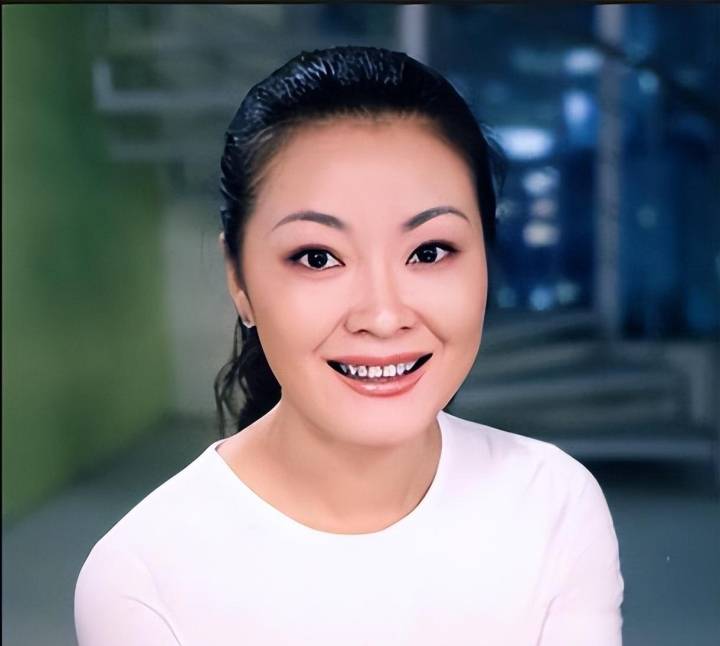 前央视主持人王小骞：离开央视后曾大肆宣扬国外，如今成带货主播