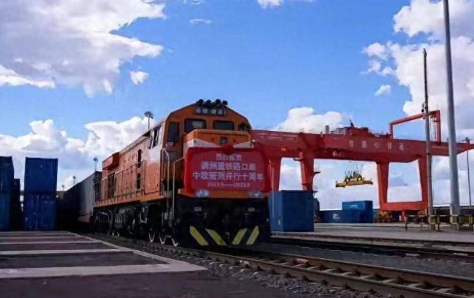 波兰突然封锁边境,中欧班列陷停摆,中国一招反制打通北极新航道