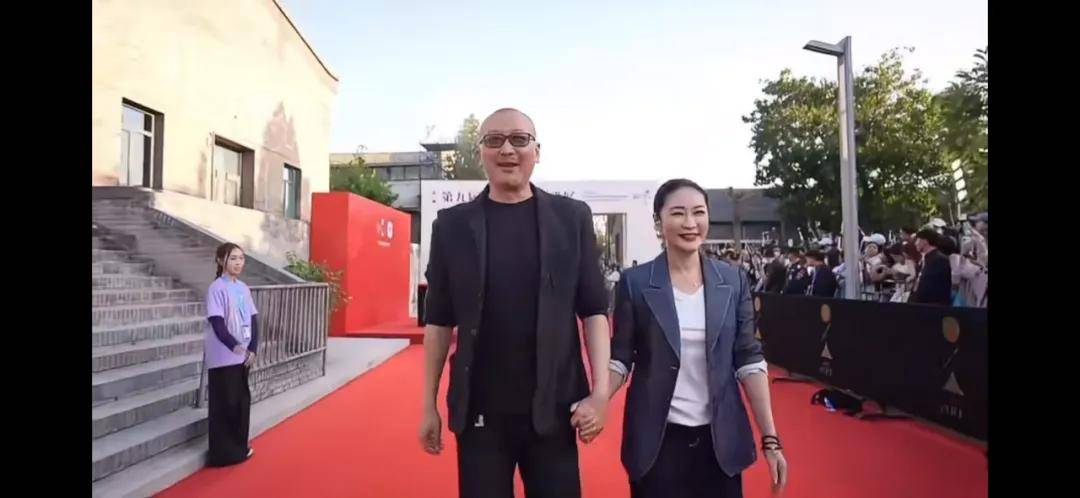 穿豹纹的辛芷蕾宛如行走的奖杯，马伊琍一身绿裙梦回玲子
