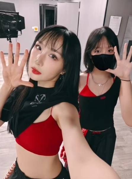 雷佳音老婆带女儿跳热舞，13岁北北露脸太早熟，身材比妈妈的还好