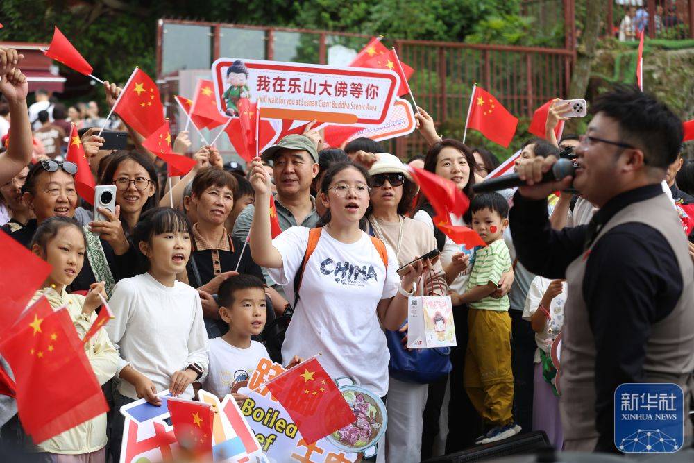 新华社：华诞共庆