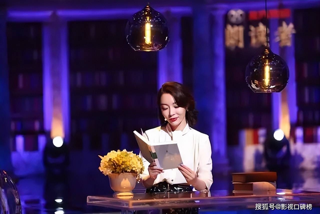 董卿带儿子看网球比赛，她穿旧衣服，状态很好，胳膊上肉肉的胖了