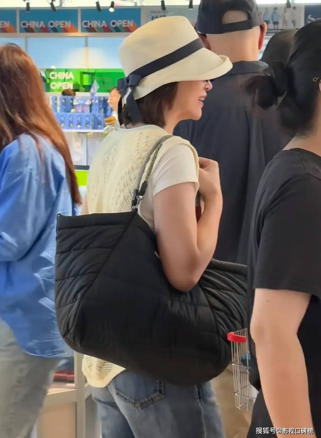 董卿带儿子看网球比赛，她穿旧衣服，状态很好，胳膊上肉肉的胖了