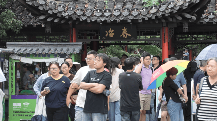 “超级黄金周”第三天：扬州早茶开启“排队模式”