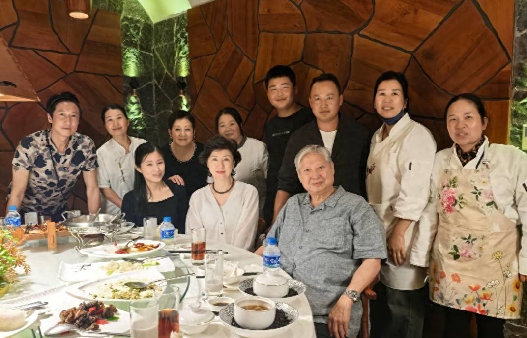 75岁洪金宝和家人到云南旅游，老婆高丽虹打扮贵气，皮肤白到发光