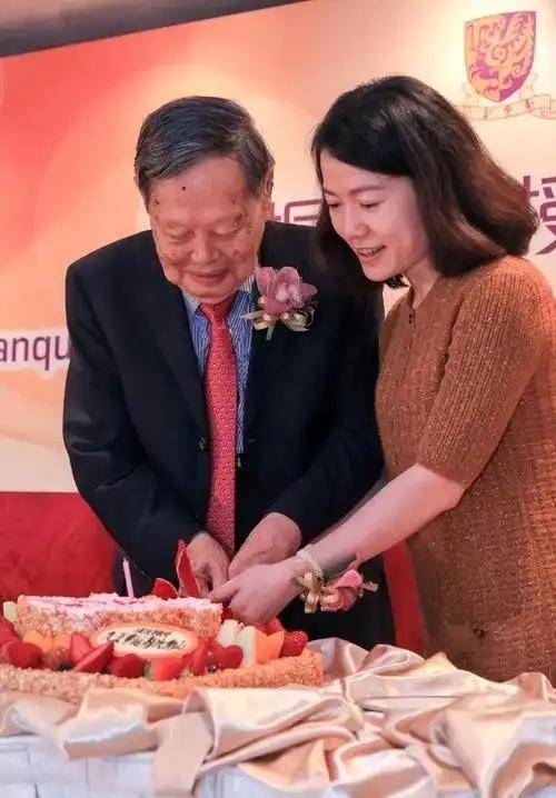 一个贪财一个好色？杨振宁103岁生日照曝光，喊小54岁翁帆达令