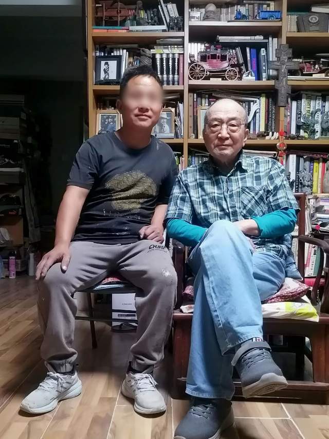 曝78岁李保田近况，房内略显杂乱，喝10元的桶装水，找人维修窗户