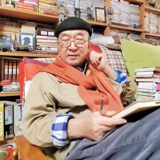 曝78岁李保田近况，房内略显杂乱，喝10元的桶装水，找人维修窗户
