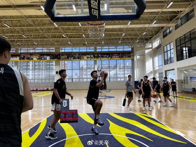 广东男篮备战全运会 赵睿穿北京队T恤和胡明轩同框