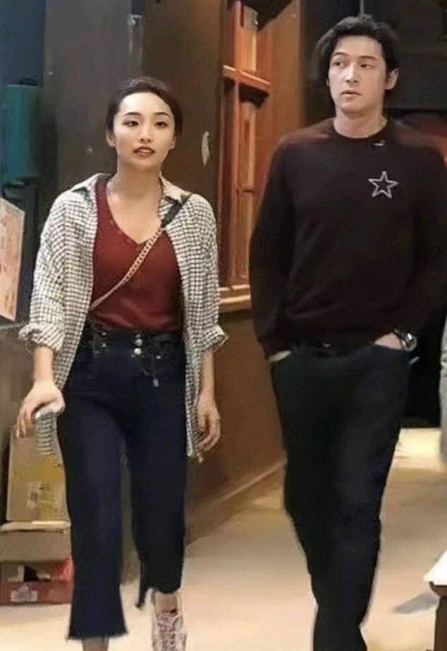 胡歌上海买房被偶遇，头顶秃了一大片，老婆黄曦宁陪同，长相普通