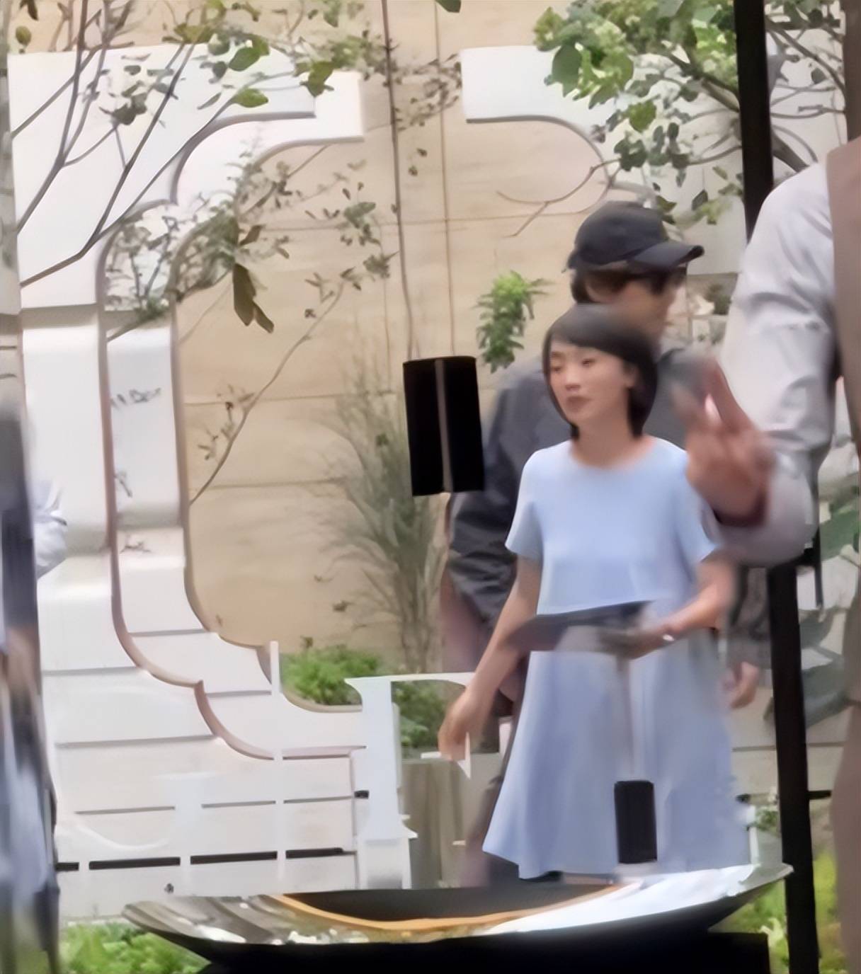 胡歌上海买房被偶遇，头顶秃了一大片，老婆黄曦宁陪同，长相普通