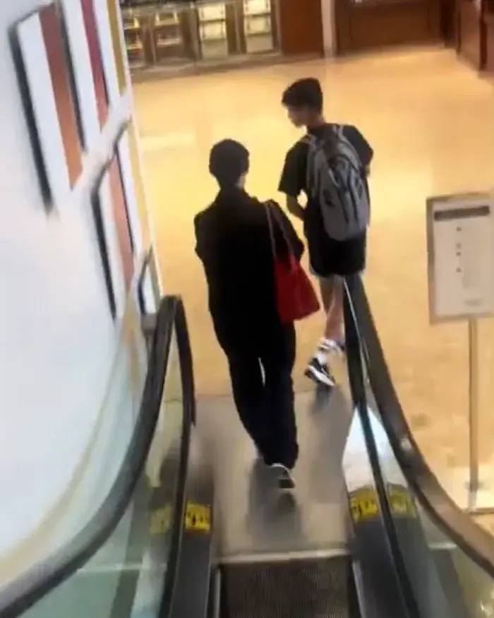 偶遇梁洛施和儿子逛商场，15岁李长治跟妈妈一样高，侧脸像李泽楷