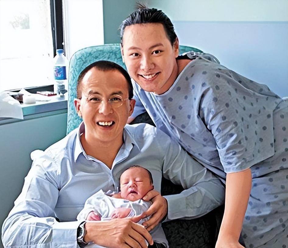 偶遇梁洛施和儿子逛商场，15岁李长治跟妈妈一样高，侧脸像李泽楷