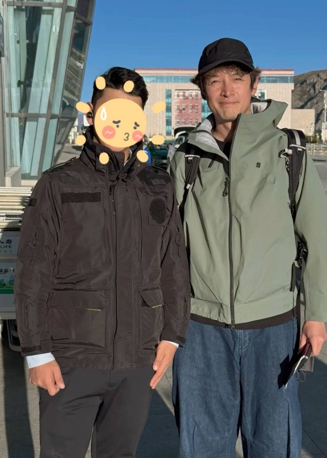 胡歌带老婆上海看房，32岁黄曦宁素颜白净但显老，穿得宽松像孕妇