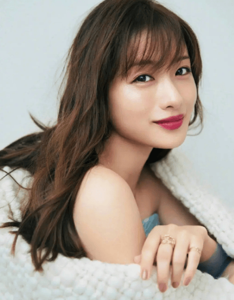 石原里美3年生2娃复出当女主播！38岁她美若惊艳少女