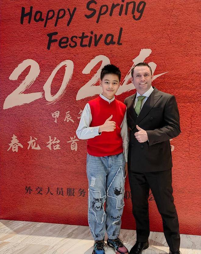 蔡国庆儿子全科免考毕业！身高猛长高颜值似妈，与亲弟共用一张脸