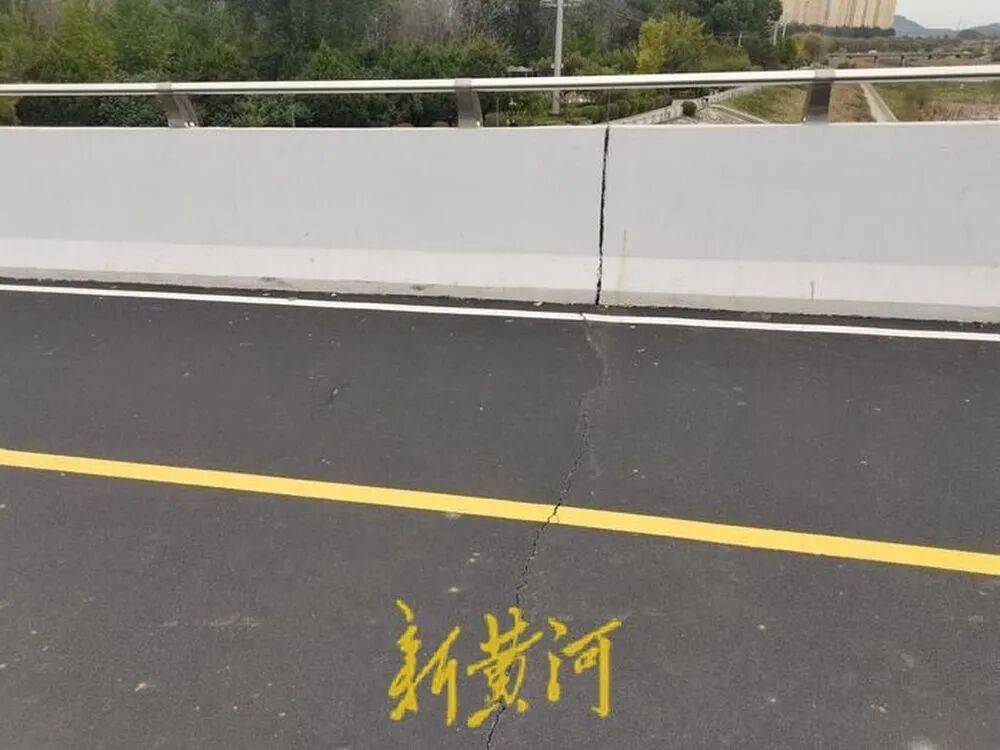 河北唐山迁西一桥梁疑似移位下沉，现场施工人员：先排查，待明确原因后维修