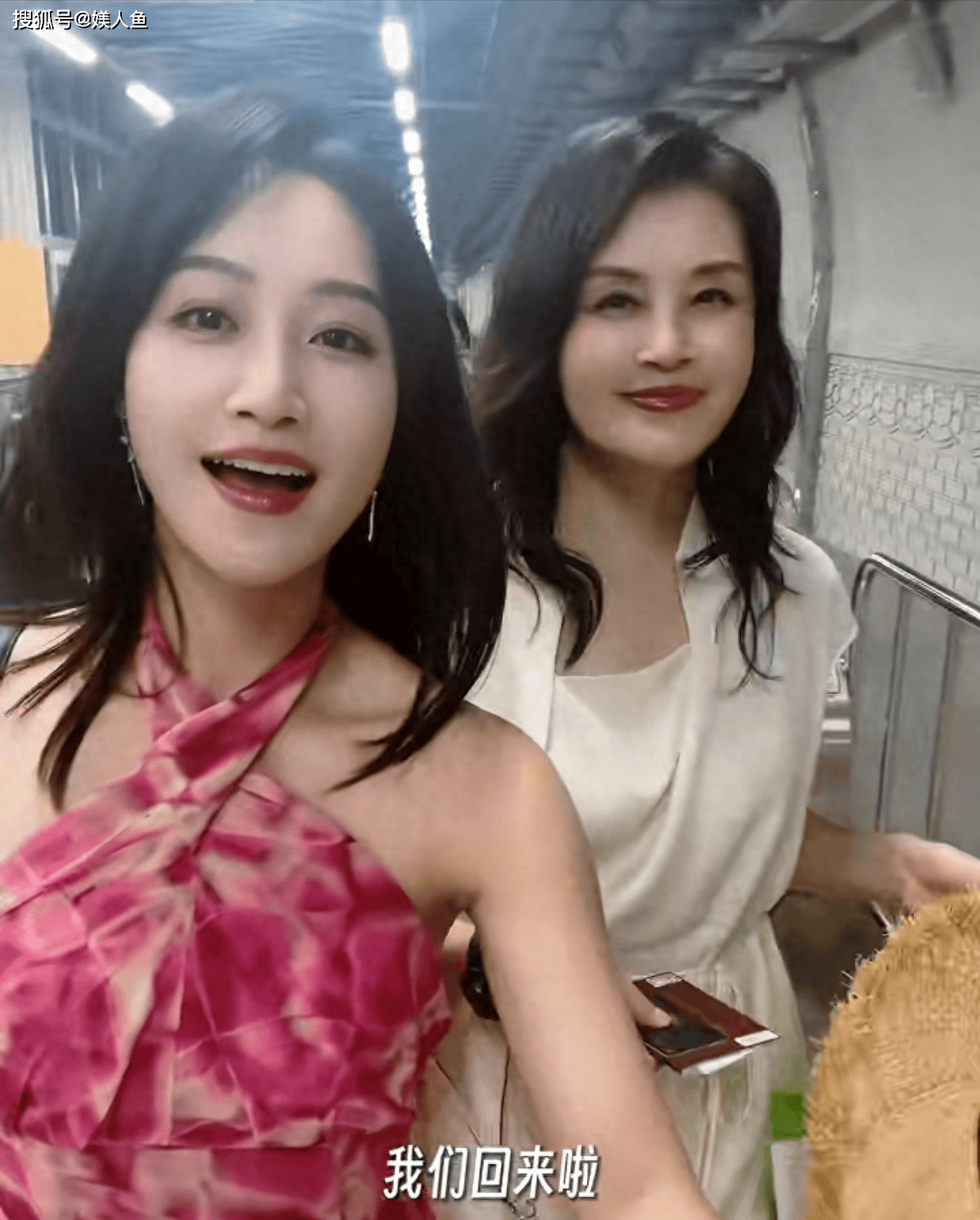 35岁蓝盈莹和妈妈同框似闺蜜，60岁妈妈年轻漂亮，二婚嫁亿万富豪