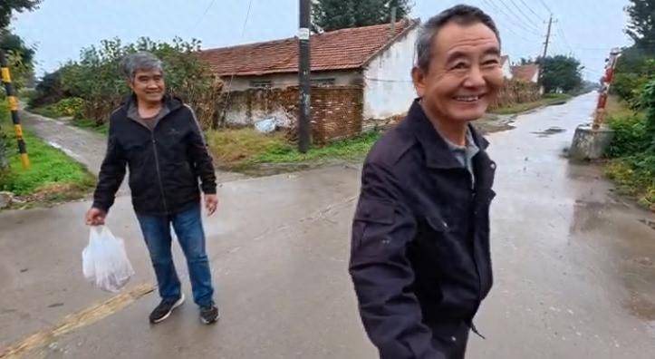 浙江男子山东寻亲，问路问到亲叔叔，当事人：爷爷19岁参加解放战争，带儿子回家认祖
