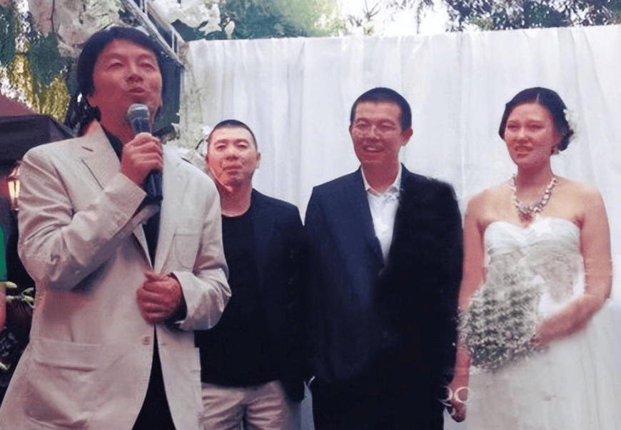 67岁王朔现状：满头白发撞脸李亚鹏，自称没有钱，靠朋友接济过活