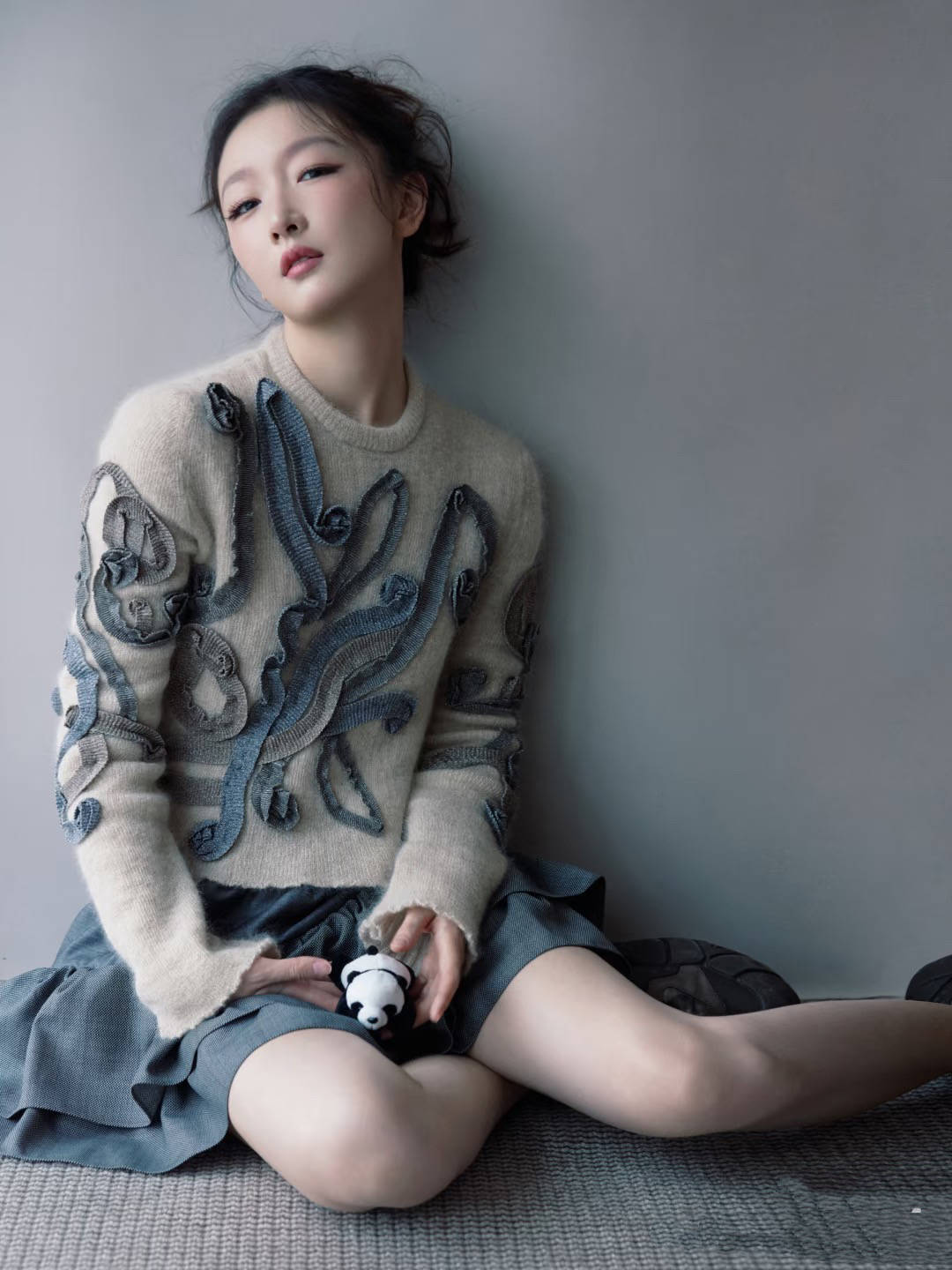 周冬雨现身LV活动，拿小黄鸭凝视合影玩自嘲，脸又瘦又小一点不垮