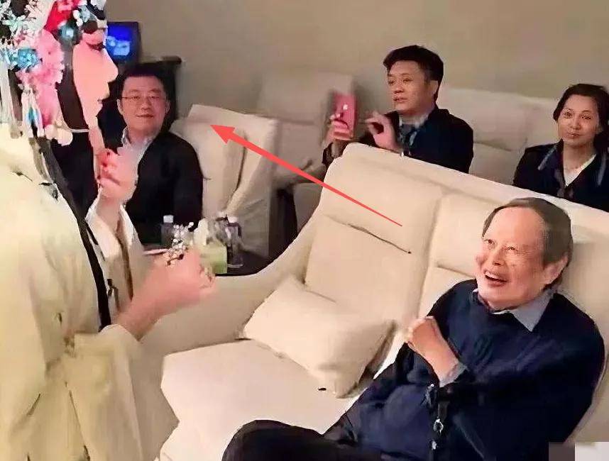 杨振宁因病逝世！刚过完103岁生日，最后一次亮相是为妻子庆生