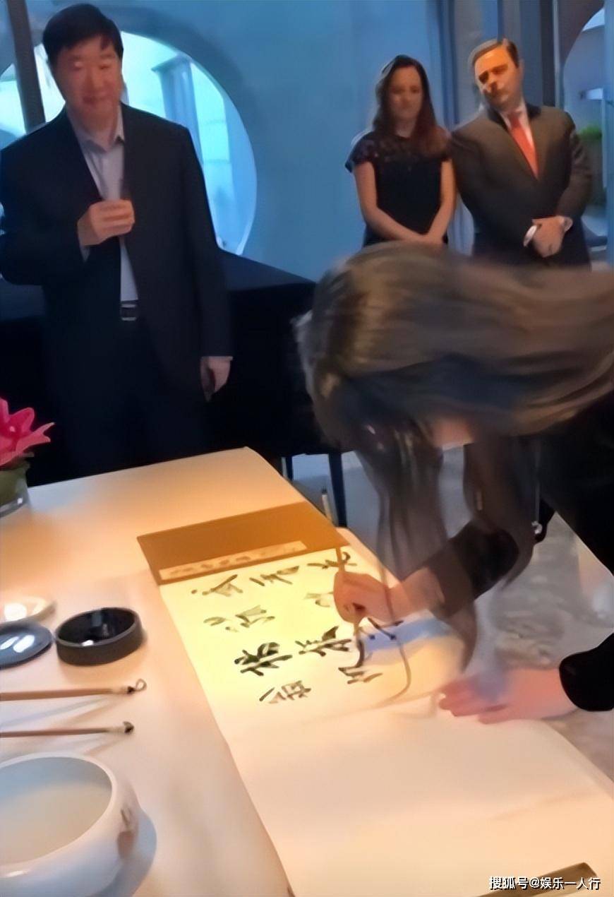 杨振宁去世早有预兆，听了他对妻子的称呼 才明白49岁翁帆果然精明