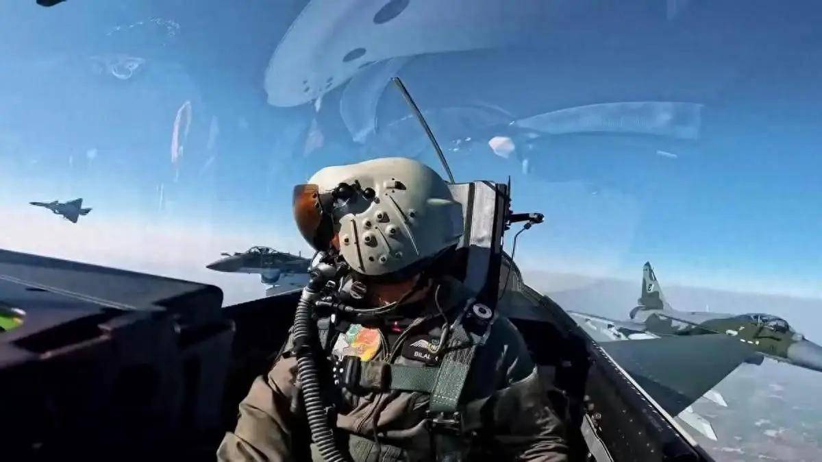 彻底凉了！巴铁猛炸阿富汗，歼-10高挂免战牌，地位已稳压F-16